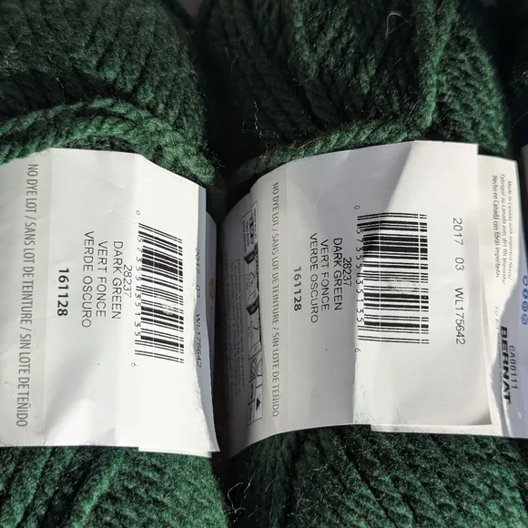 Bernat Softee Chunky Yarn in Dark Green, 4 Skiens Same Lot+ 1 Large Skien, Lot 1 - Picture 8 of 12